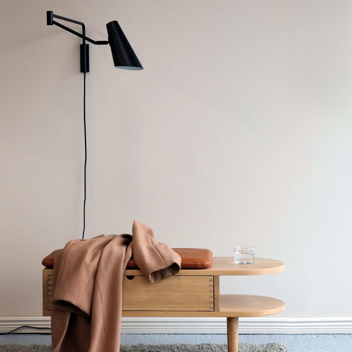 Noa 83cm Svart vägglampa från Dyberg Larsen - Noa &auml;r en serie med ett elegant och minimalistiskt uttryck.