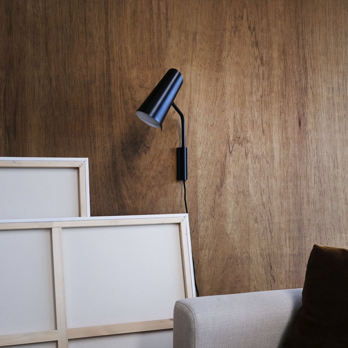 Pallas 38cm Svart vägglampa från Dyberg Larsen - Pallas v&auml;gglampa i svart metall &auml;r en modern och stilren belysningsl&ouml;sning.
