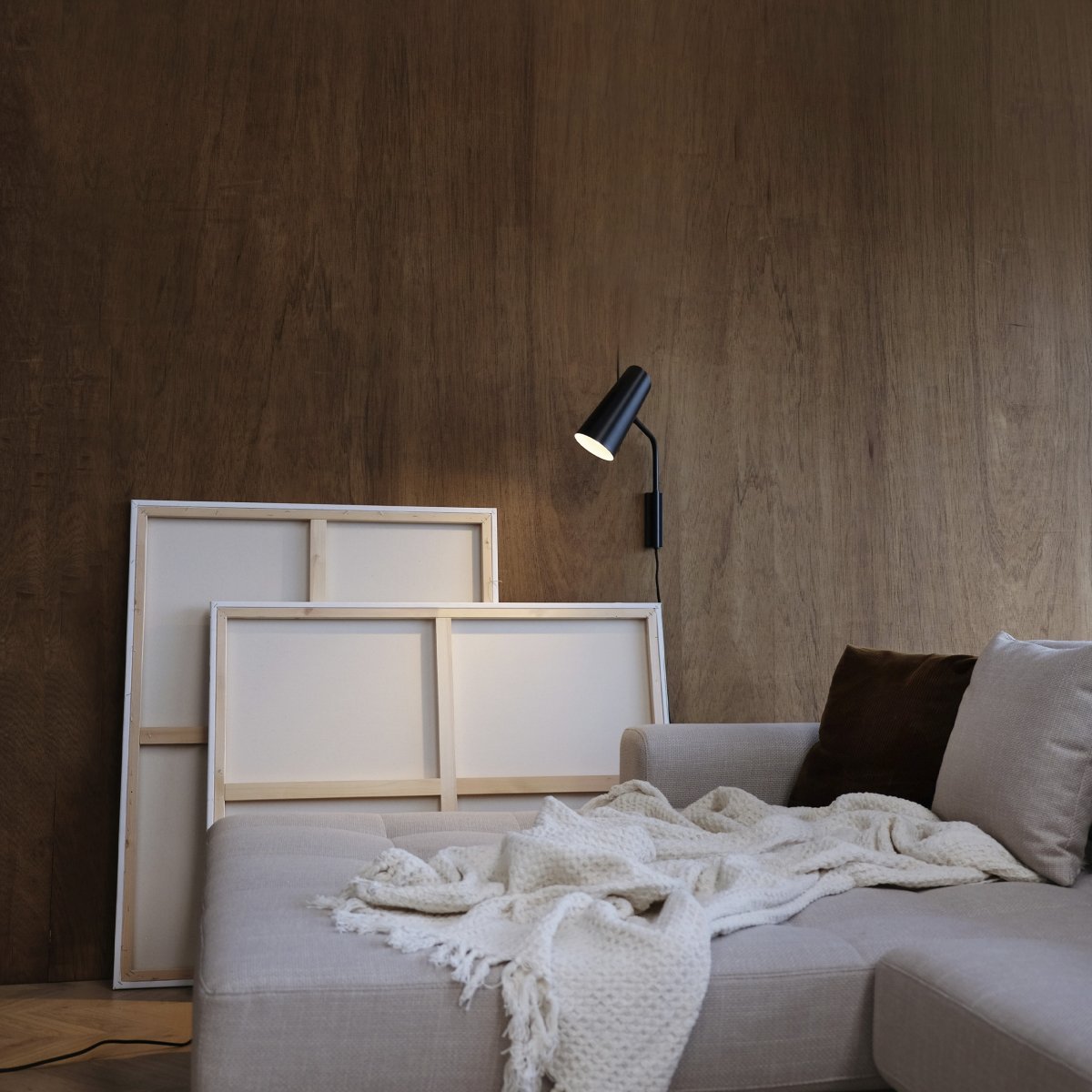 Pallas 38cm Svart vägglampa från Dyberg Larsen - Pallas v&auml;gglampa i svart metall &auml;r en modern och stilren belysningsl&ouml;sning.