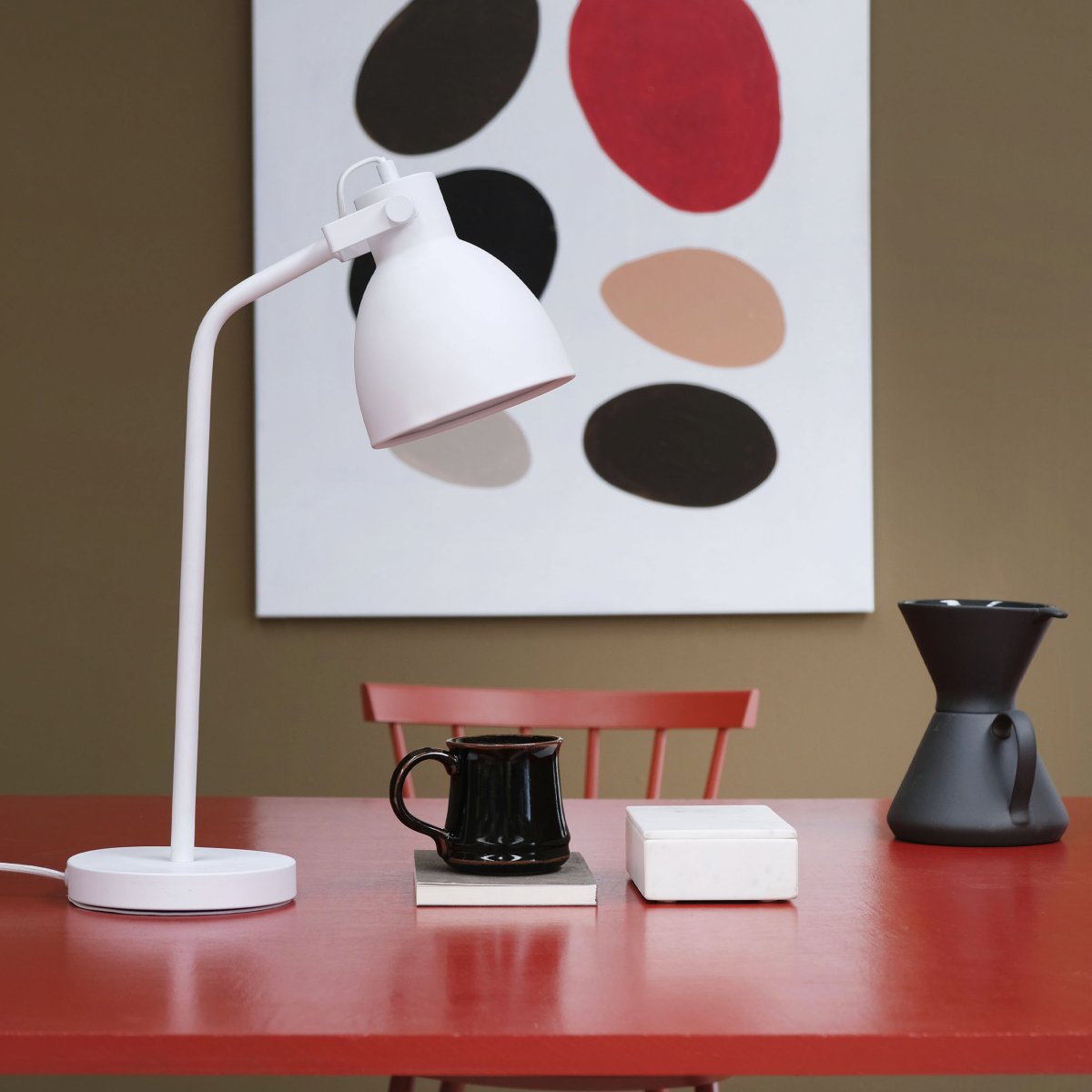 Coast 52cm Vit skrivbordslampa från Dyberg Larsen - Levererasn med 1,6m vit textilsladd med str&ouml;mbrytare.