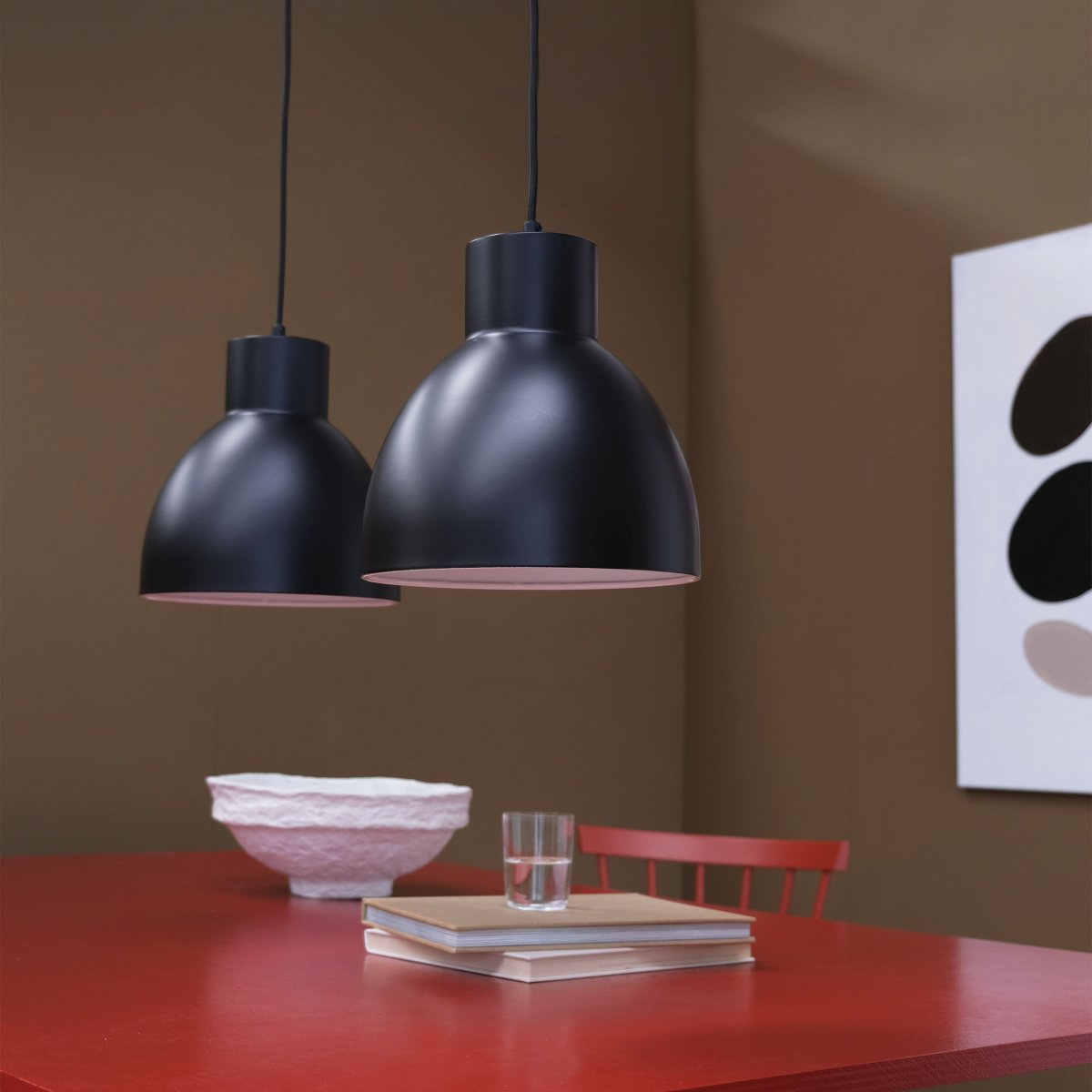 Coast Ø25 Svart taklampa från Dyberg Larsen - Den danskdesignade Coast-serien fr&aring;n Dyberg Larsen har eleganta linjer och snygga, b&ouml;jda beslag och erbjuder designlampor som pendlar, v&auml;gglampor, bordslampor och golvlampor i svart eller vitt.