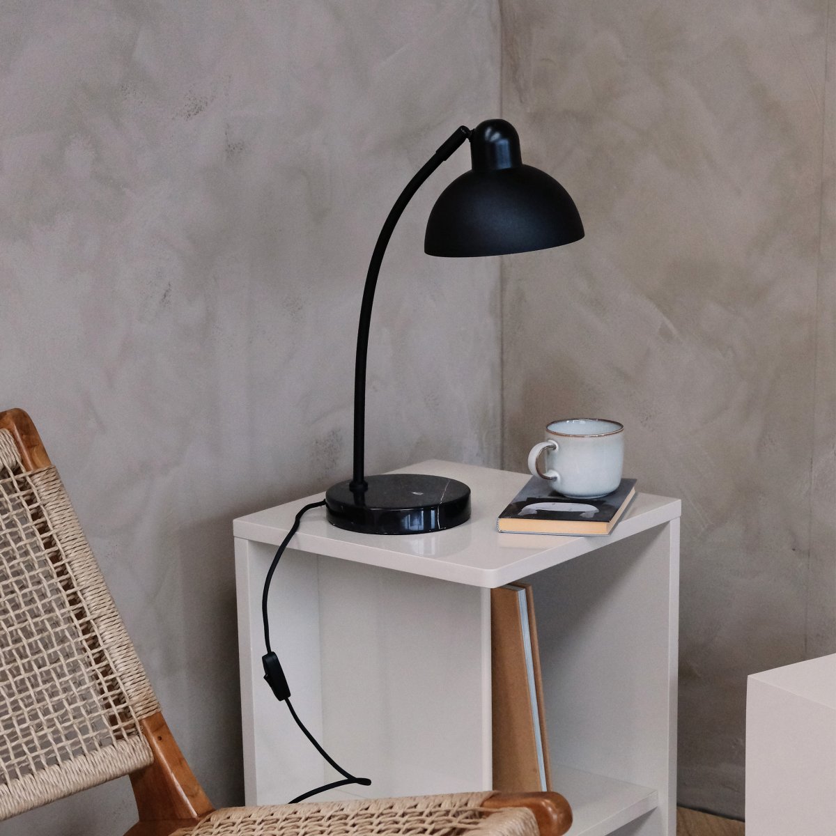 Eric 48cm Svart skrivbordslampa från Dyberg Larsen - Uppt&auml;ck den eleganta Eric bordslampa med sin unika marmorbas och b&ouml;jda detaljer som ger ett sofistikerat uttryck.