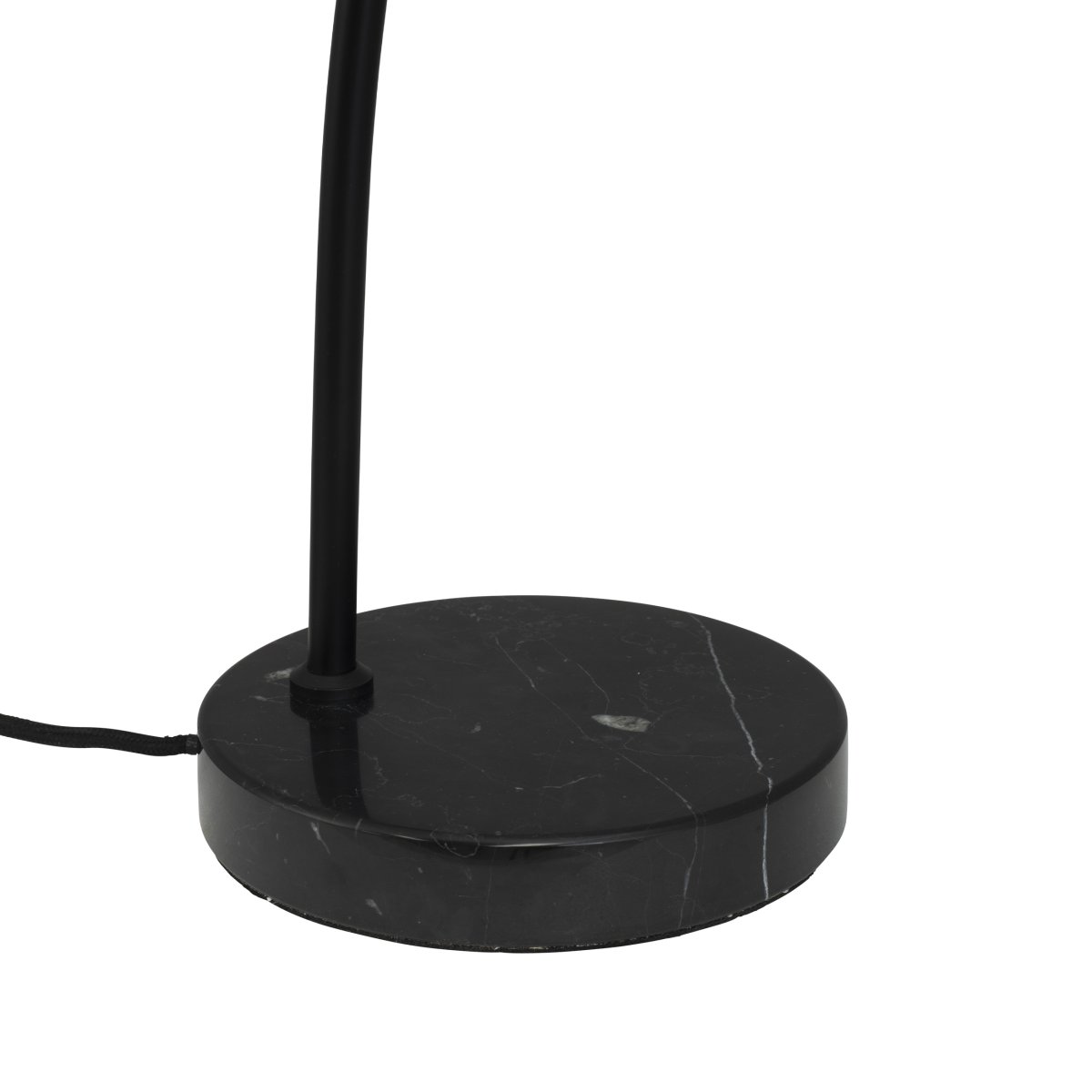 Eric 48cm Svart skrivbordslampa från Dyberg Larsen - Uppt&auml;ck den eleganta Eric bordslampa med sin unika marmorbas och b&ouml;jda detaljer som ger ett sofistikerat uttryck.