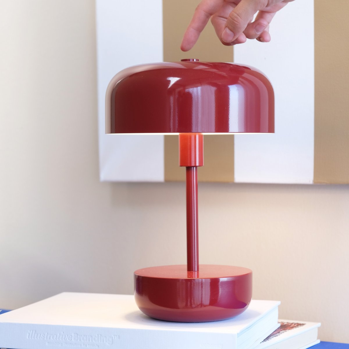 Haipot 25cm Mörkröd portabel från Dyberg Larsen - Haipot LED bordslampa i m&ouml;rkr&ouml;d, designad av Frank Kerdil f&ouml;r Dyberg Larsen, kombinerar retro och modern stil.