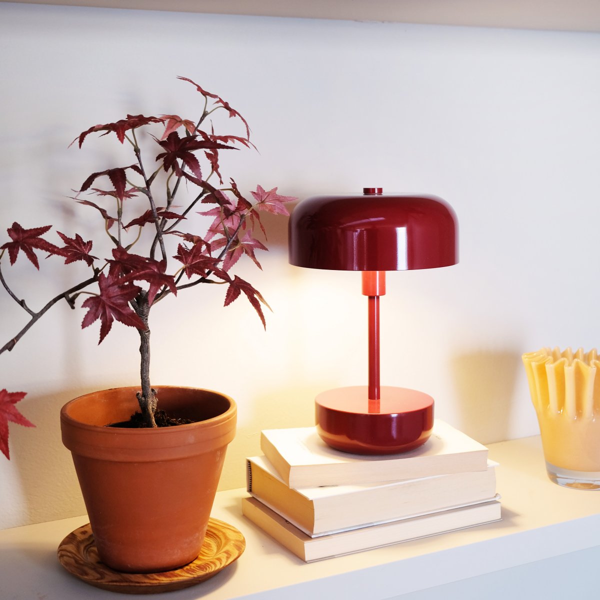 Haipot 25cm Mörkröd portabel från Dyberg Larsen - Haipot LED bordslampa i m&ouml;rkr&ouml;d, designad av Frank Kerdil f&ouml;r Dyberg Larsen, kombinerar retro och modern stil.