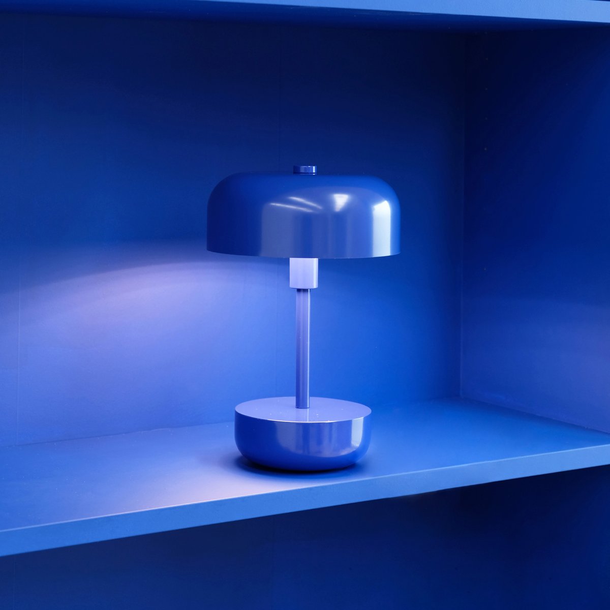 Haipot 25cm Blå portabel från Dyberg Larsen - Haipot LED-bordslampa i bl&aring;tt &auml;r l&auml;tt att flytta runt och kan anv&auml;ndas b&aring;de inomhus och utomhus, vilket g&ouml;r den perfekt f&ouml;r att skapa r&auml;tt atmosf&auml;r vid tr&auml;dg&aring;rdsbordet eller runtom i hemmet.