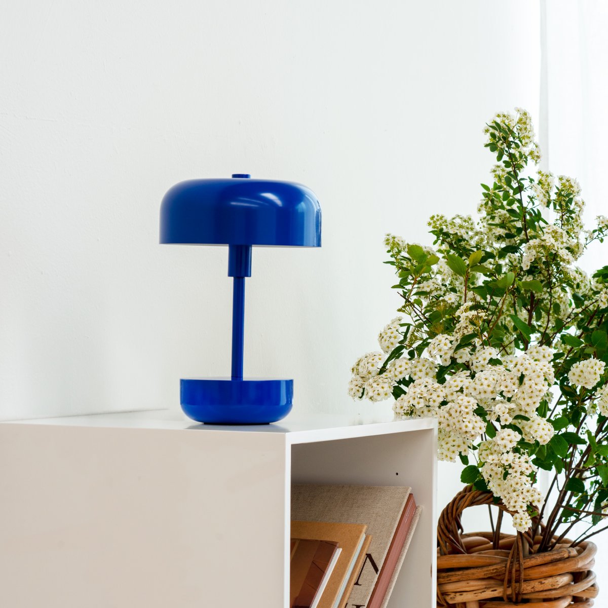 Haipot 25cm Blå portabel från Dyberg Larsen - Haipot LED-bordslampa i bl&aring;tt &auml;r l&auml;tt att flytta runt och kan anv&auml;ndas b&aring;de inomhus och utomhus, vilket g&ouml;r den perfekt f&ouml;r att skapa r&auml;tt atmosf&auml;r vid tr&auml;dg&aring;rdsbordet eller runtom i hemmet.