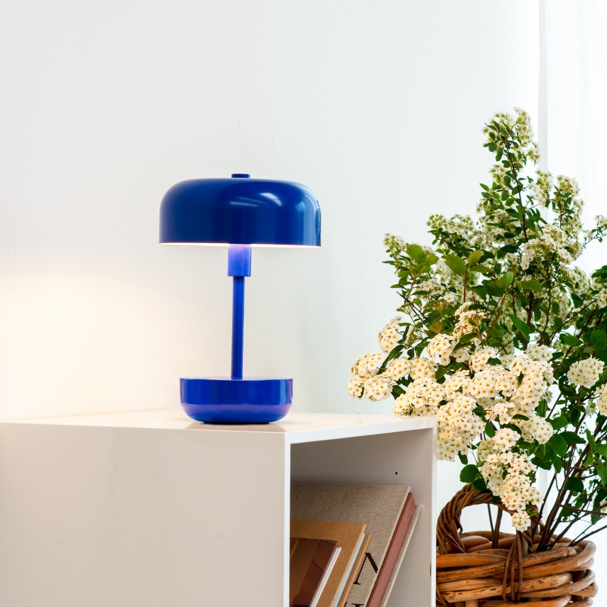 Haipot 25cm Blå portabel från Dyberg Larsen - Haipot LED-bordslampa i bl&aring;tt &auml;r l&auml;tt att flytta runt och kan anv&auml;ndas b&aring;de inomhus och utomhus, vilket g&ouml;r den perfekt f&ouml;r att skapa r&auml;tt atmosf&auml;r vid tr&auml;dg&aring;rdsbordet eller runtom i hemmet.