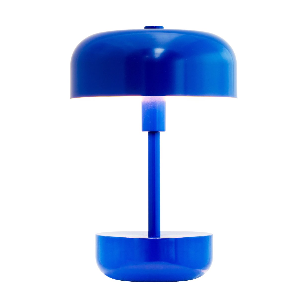 Haipot 25cm Blå portabel från Dyberg Larsen - Haipot LED-bordslampa i bl&aring;tt &auml;r l&auml;tt att flytta runt och kan anv&auml;ndas b&aring;de inomhus och utomhus, vilket g&ouml;r den perfekt f&ouml;r att skapa r&auml;tt atmosf&auml;r vid tr&auml;dg&aring;rdsbordet eller runtom i hemmet.