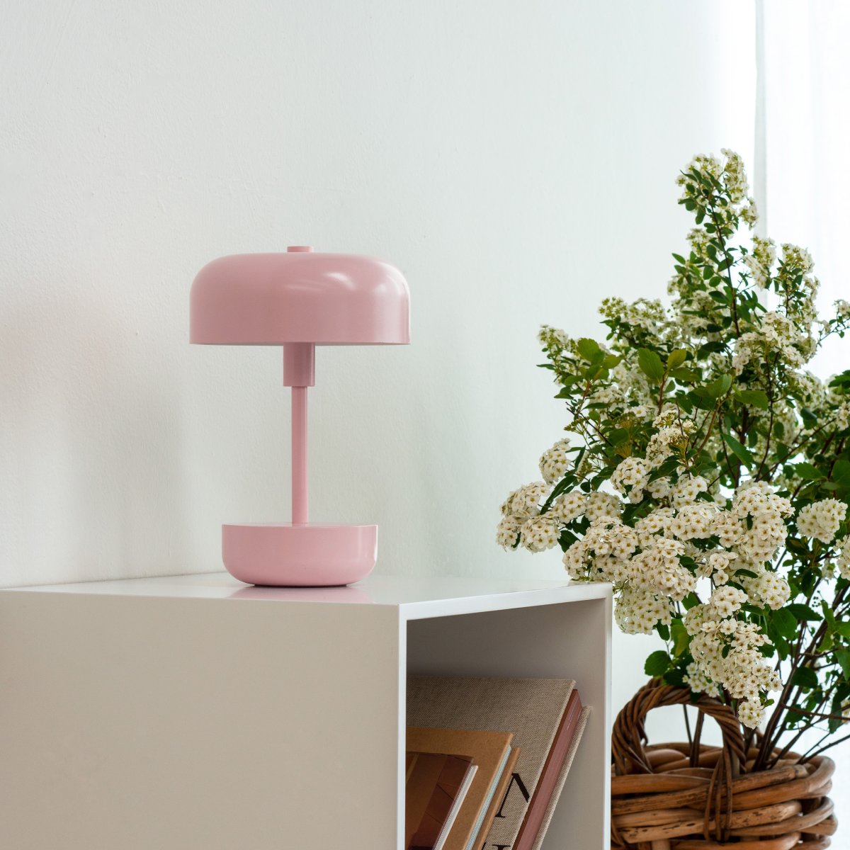 Haipot 25cm Rosa portabel från Dyberg Larsen - Haipot LED bordslampa i rosa, designad av Frank Kerdil f&ouml;r Dyberg Larsen, kombinerar retro och modern stil.