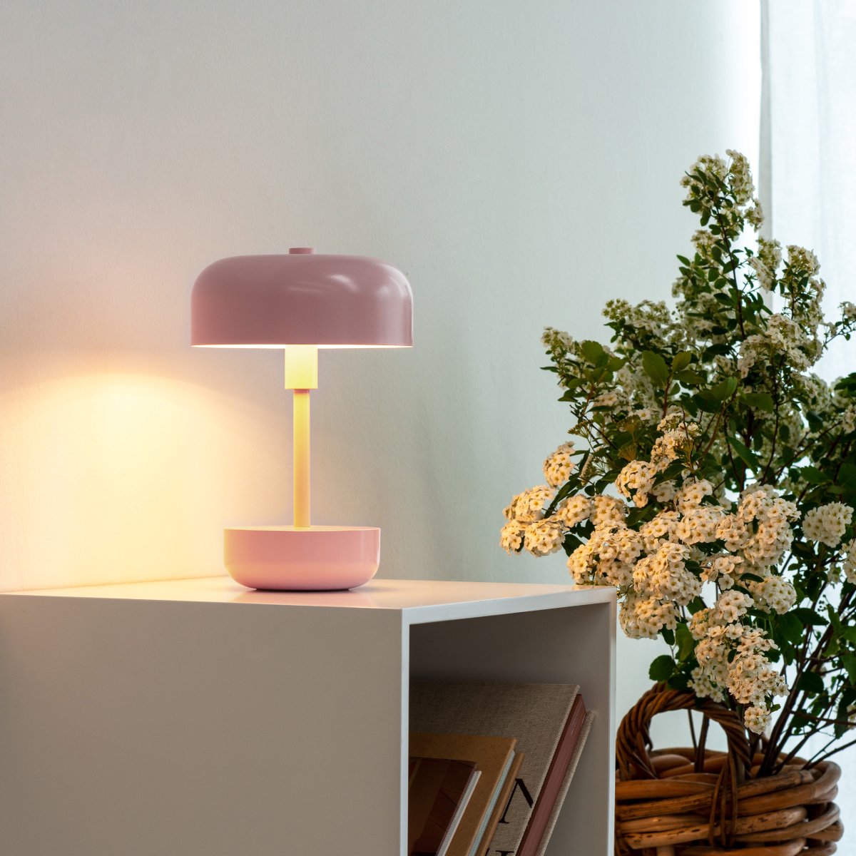 Haipot 25cm Rosa portabel från Dyberg Larsen - Haipot LED bordslampa i rosa, designad av Frank Kerdil f&ouml;r Dyberg Larsen, kombinerar retro och modern stil.