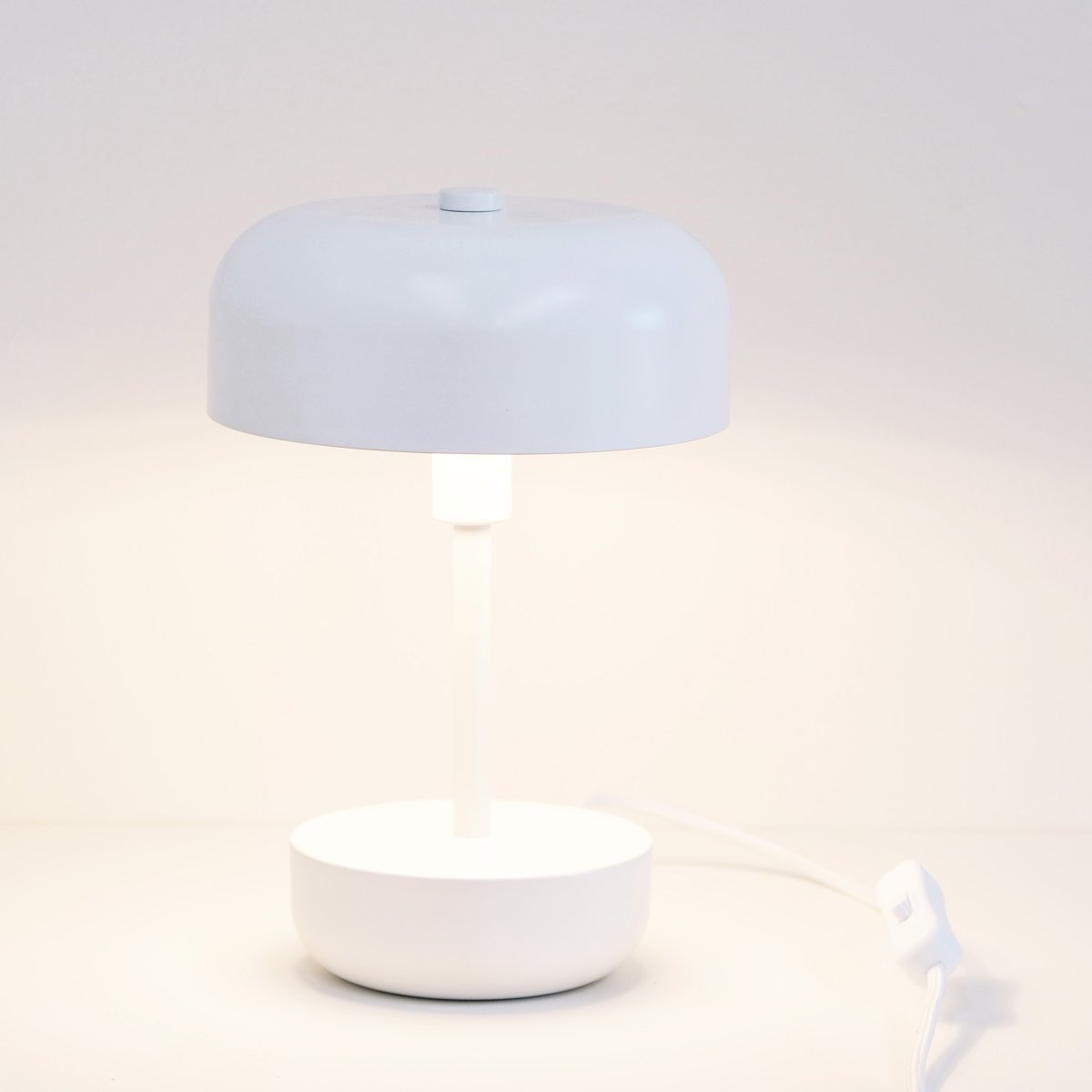 Haipot 25cm Vit bordslampa från Dyberg Larsen - Haipot-serien finns i b&aring;de stilrena och livfulla nyanser, vilket ger en i&ouml;gonfallande upplevelse och ett modernt rumstema.