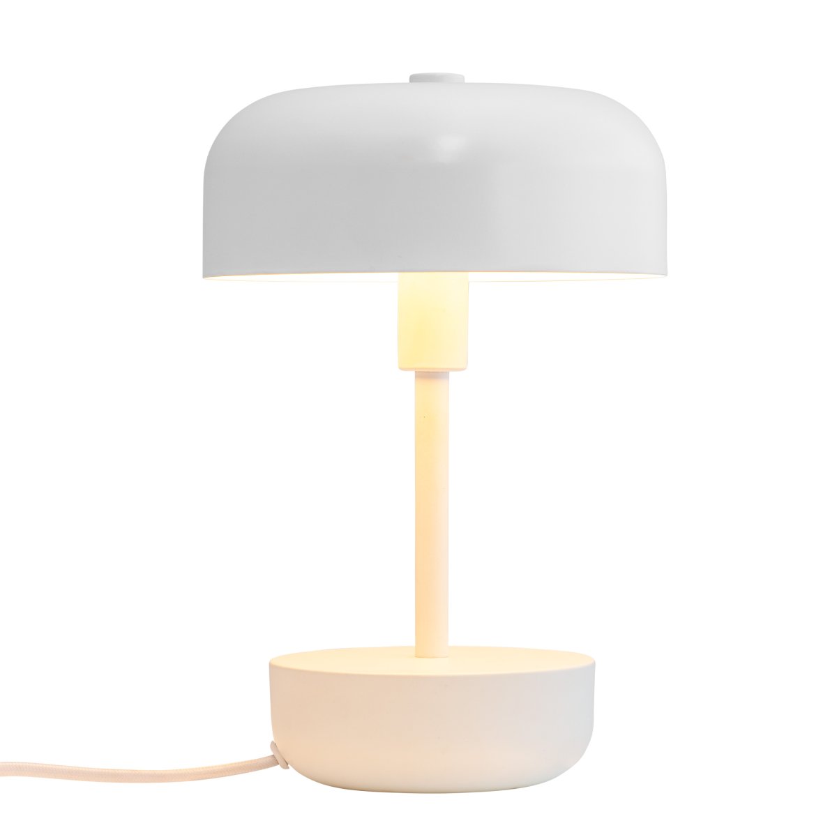 Haipot 25cm Vit bordslampa från Dyberg Larsen - Haipot-serien finns i b&aring;de stilrena och livfulla nyanser, vilket ger en i&ouml;gonfallande upplevelse och ett modernt rumstema.