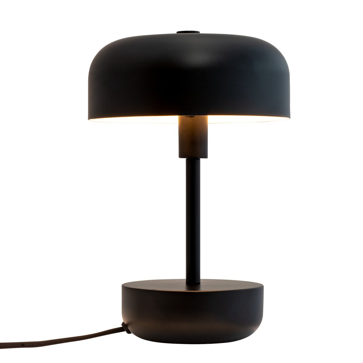 Haipot 25cm Svart bordslampa från Dyberg Larsen - Haipot-serien finns i b&aring;de stilrena och livfulla nyanser, vilket ger en i&ouml;gonfallande upplevelse och ett modernt rumstema.