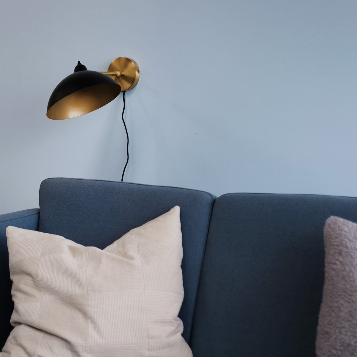 Futura 43cm Mässing vägglampa från Dyberg Larsen - Tillverkad i metall med en svart utsida och insida i m&auml;ssing, skapar den en elegant look.
