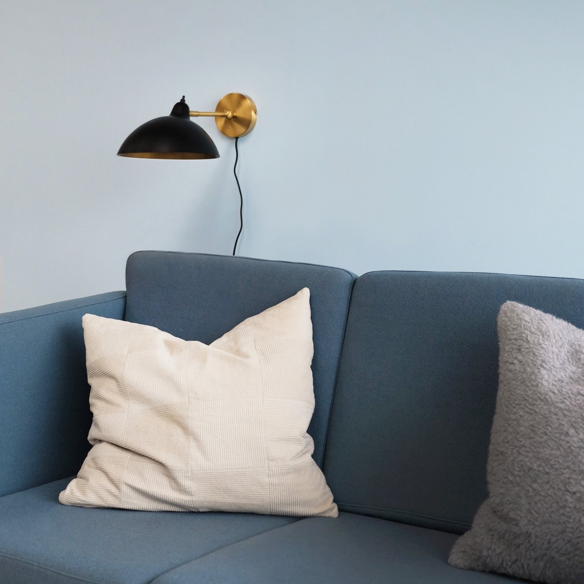 Futura 43cm Mässing vägglampa från Dyberg Larsen - Tillverkad i metall med en svart utsida och insida i m&auml;ssing, skapar den en elegant look.