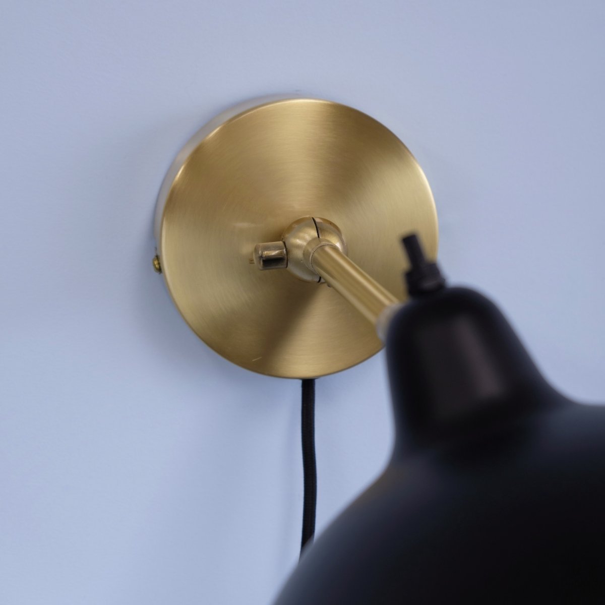 Futura 43cm Mässing vägglampa från Dyberg Larsen - Tillverkad i metall med en svart utsida och insida i m&auml;ssing, skapar den en elegant look.