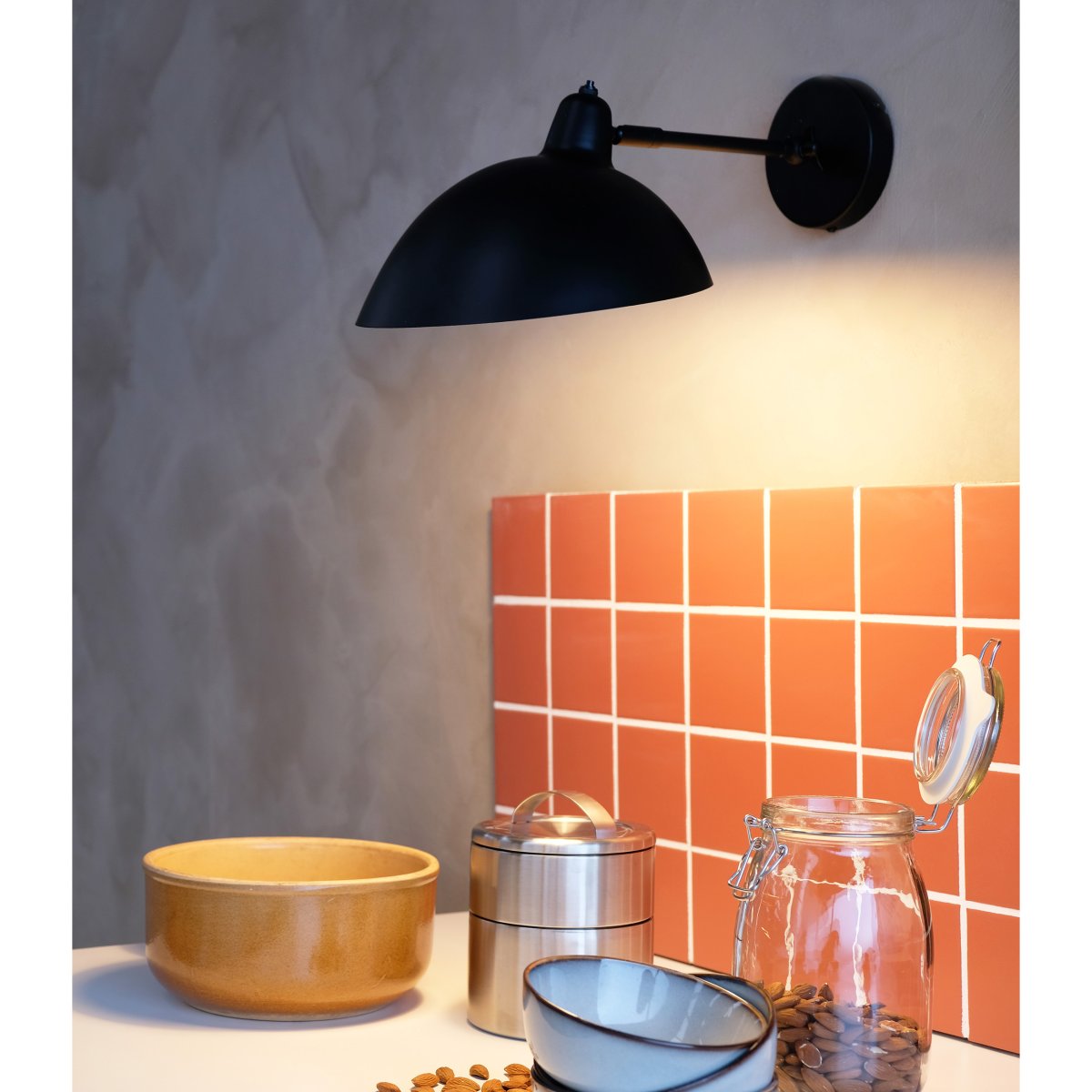 Futura 43cm Svart vägglampa från Dyberg Larsen - Tillverkad i metall med en svart utsida och vit insida, skapar den en minimalistisk look.