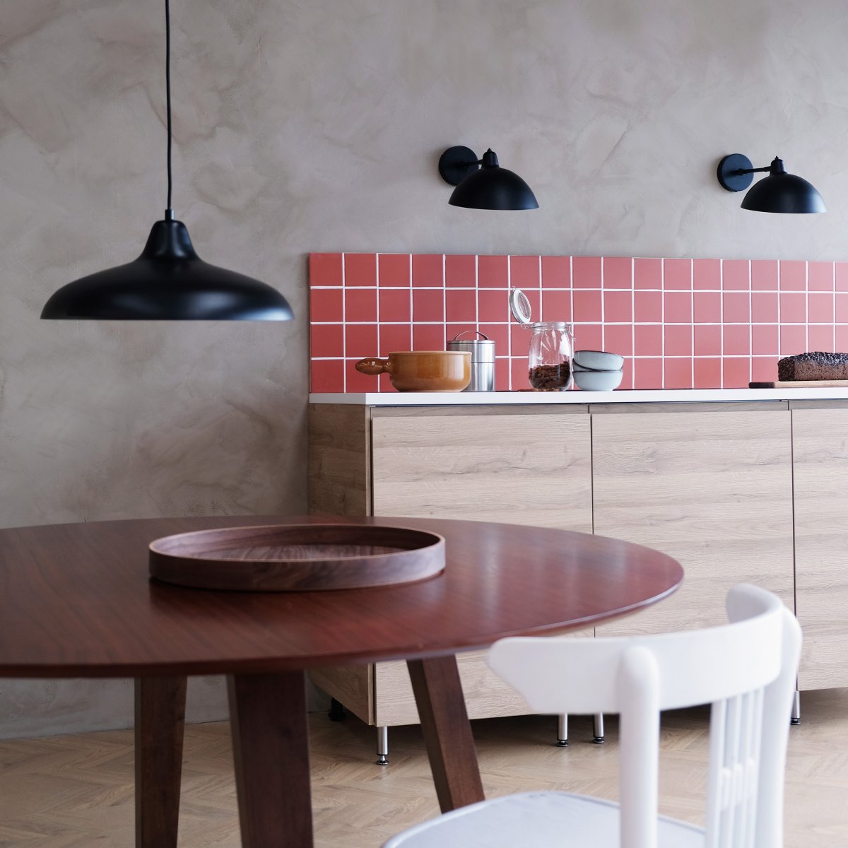Futura 43cm Svart vägglampa från Dyberg Larsen - Tillverkad i metall med en svart utsida och vit insida, skapar den en minimalistisk look.