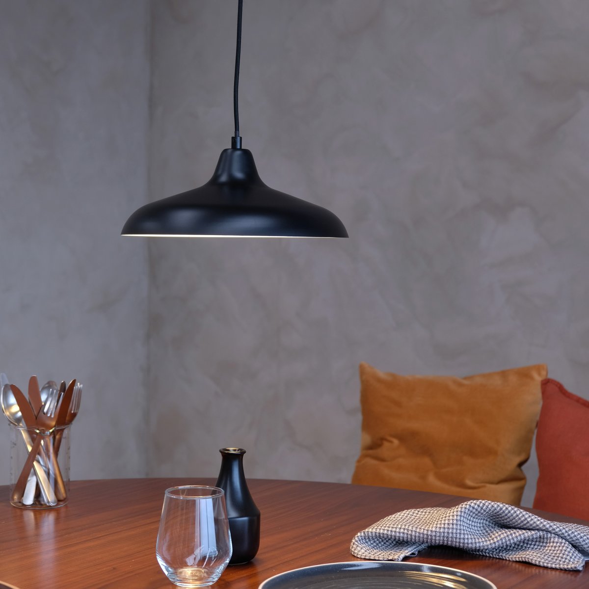 Futura Ø30 Svart taklampa från Dyberg Larsen - Tillverkad i metall med en svart utsida och vit insida, skapar den en minimalistisk look.