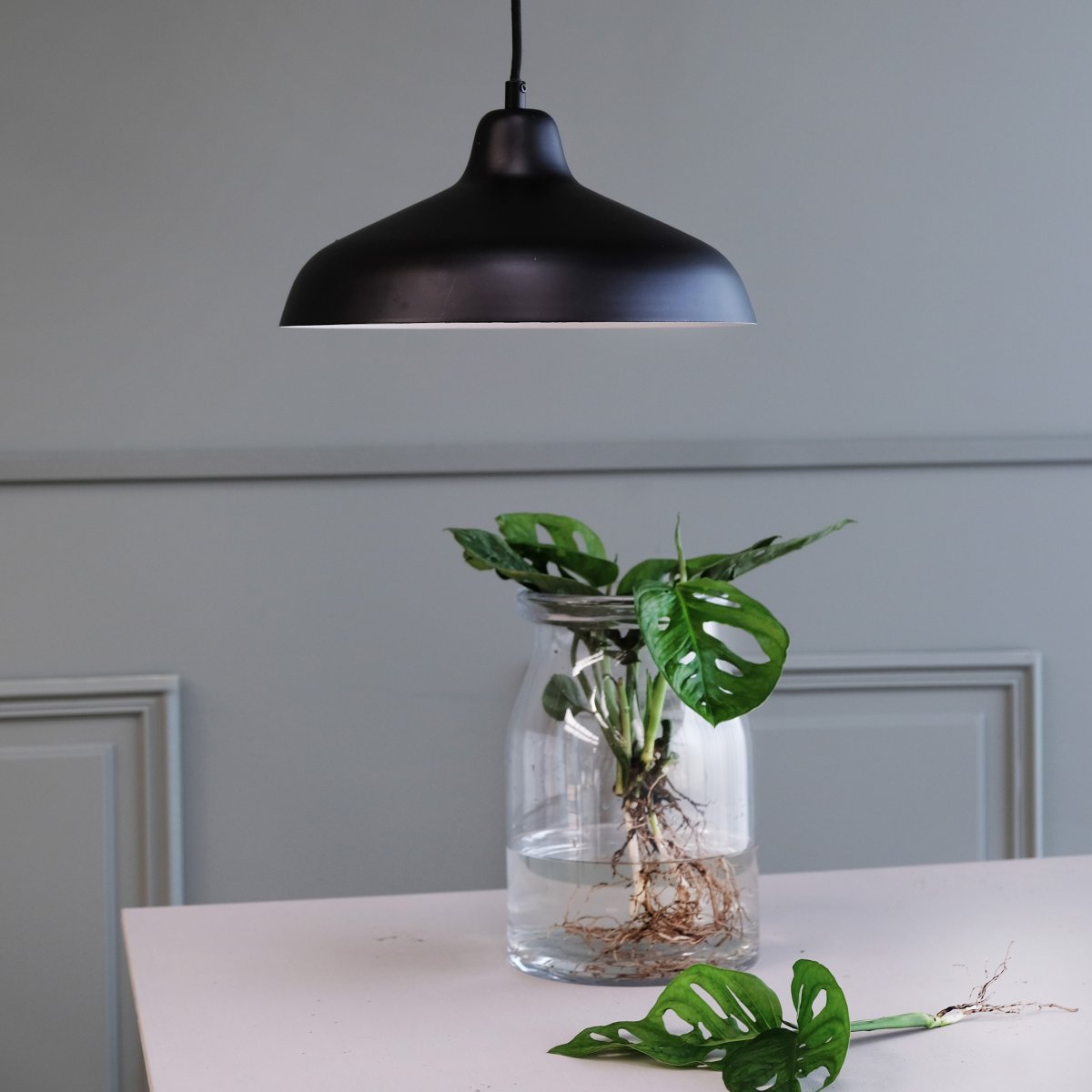 Futura Ø40 Svart taklampa från Dyberg Larsen - Tillverkad i metall med en svart utsida och vit insida, skapar den en minimalistisk look.