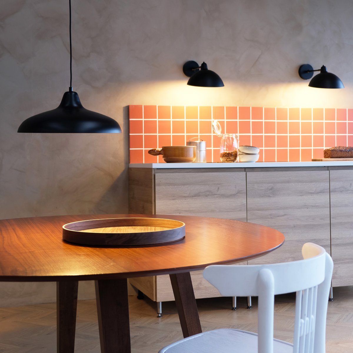 Futura Ø40 Svart taklampa från Dyberg Larsen - Tillverkad i metall med en svart utsida och vit insida, skapar den en minimalistisk look.