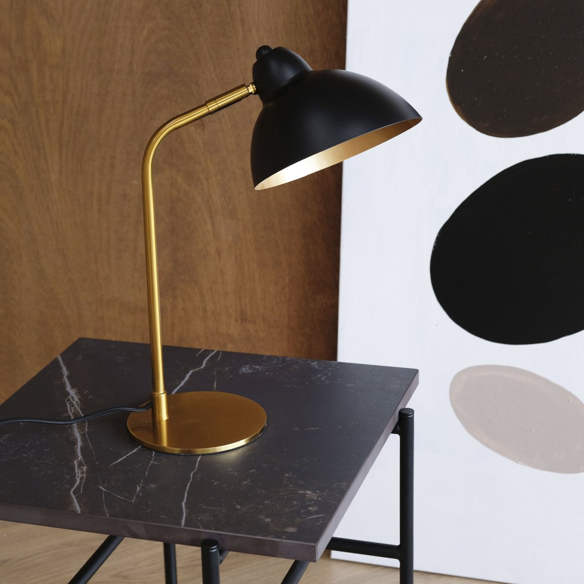 Futura 40cm Mässing skrivbordslampa från Dyberg Larsen - Futura &auml;r en stilfull bordslampa i m&auml;ssing och svart, en perfekt kombination av klassisk design och modern funktion.