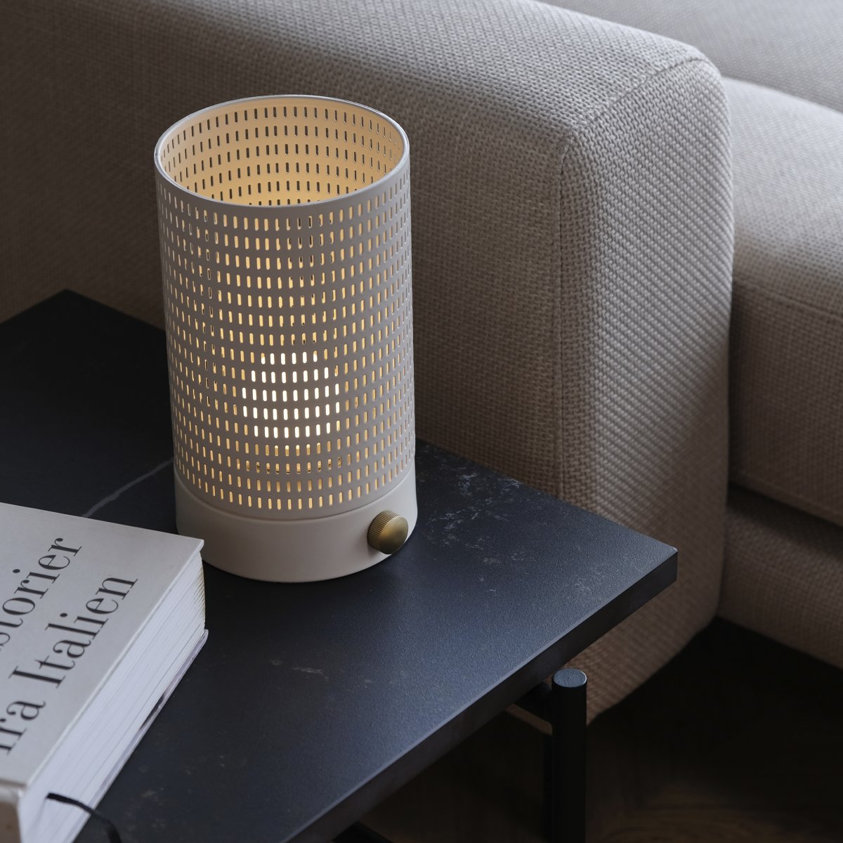 Mesh 20cm Vit portabel från Dyberg Larsen - Den kan anv&auml;ndas b&aring;de inomhus och utomhus, och sprider ett vackert ljus genom sitt eleganta metalln&auml;t.