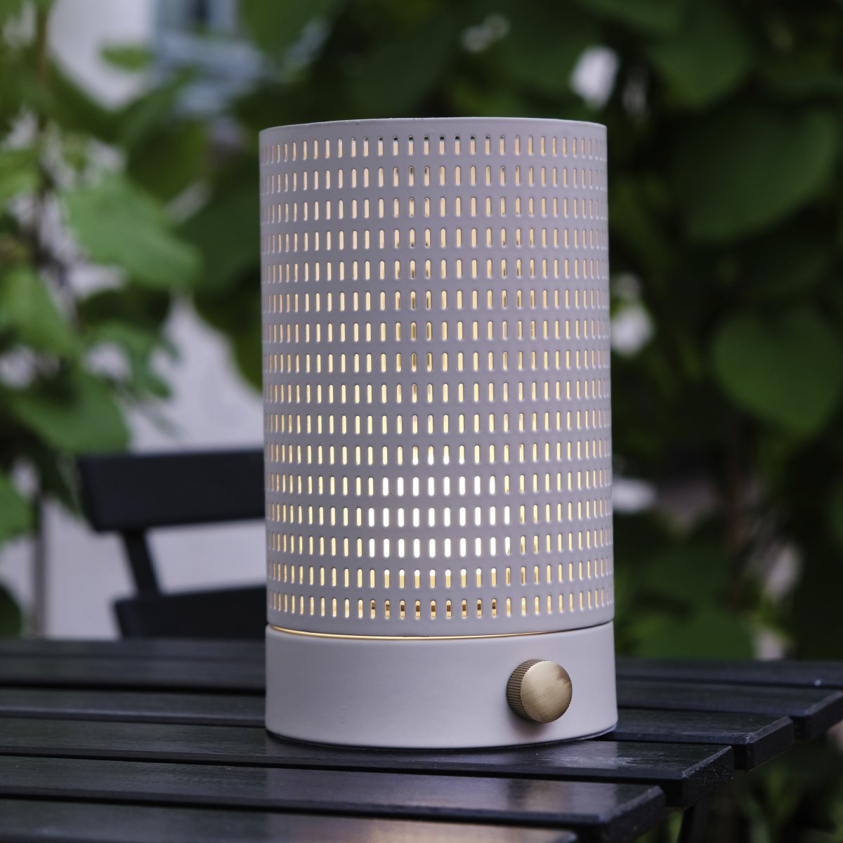 Mesh 20cm Vit portabel från Dyberg Larsen - Den kan anv&auml;ndas b&aring;de inomhus och utomhus, och sprider ett vackert ljus genom sitt eleganta metalln&auml;t.