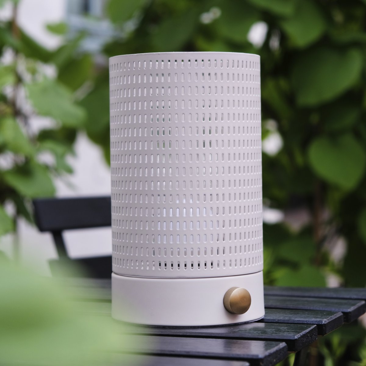 Mesh 20cm Vit portabel från Dyberg Larsen - Den kan anv&auml;ndas b&aring;de inomhus och utomhus, och sprider ett vackert ljus genom sitt eleganta metalln&auml;t.