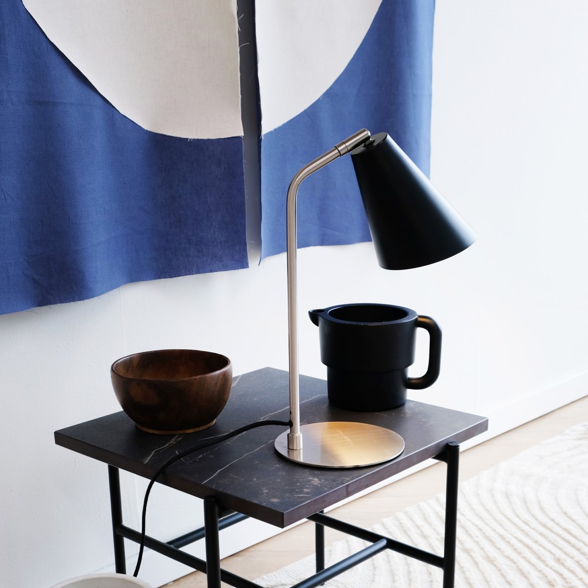 Oswald 40cm Borstad stål skrivbordslampa från Dyberg Larsen - Lampsk&auml;rmen &auml;r justerbar och kan vinklas f&ouml;r att ge anpassat ljus, vilket g&ouml;r lampan till en flexibel belysningsl&ouml;sning f&ouml;r hemmet.