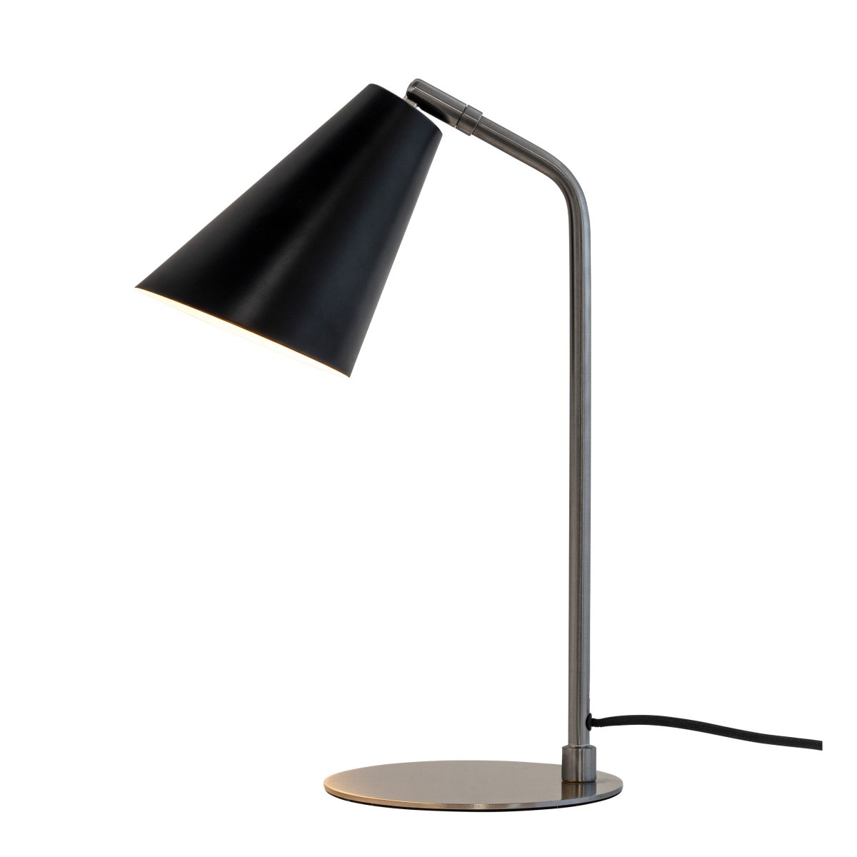 Oswald 40cm Borstad stål skrivbordslampa från Dyberg Larsen - Lampsk&auml;rmen &auml;r justerbar och kan vinklas f&ouml;r att ge anpassat ljus, vilket g&ouml;r lampan till en flexibel belysningsl&ouml;sning f&ouml;r hemmet.