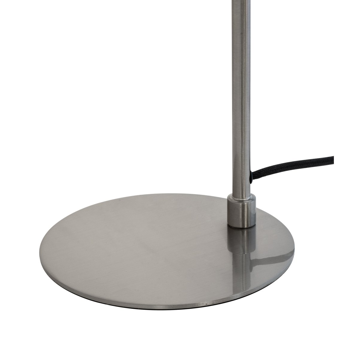 Oswald 40cm Borstad stål skrivbordslampa från Dyberg Larsen - Lampsk&auml;rmen &auml;r justerbar och kan vinklas f&ouml;r att ge anpassat ljus, vilket g&ouml;r lampan till en flexibel belysningsl&ouml;sning f&ouml;r hemmet.