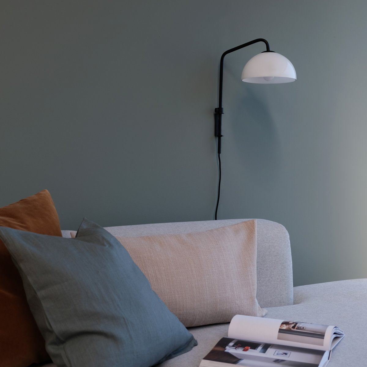 Jazz 43cm Svart vägglampa från Dyberg Larsen - Lampan kan vridas och justeras upp och ner.