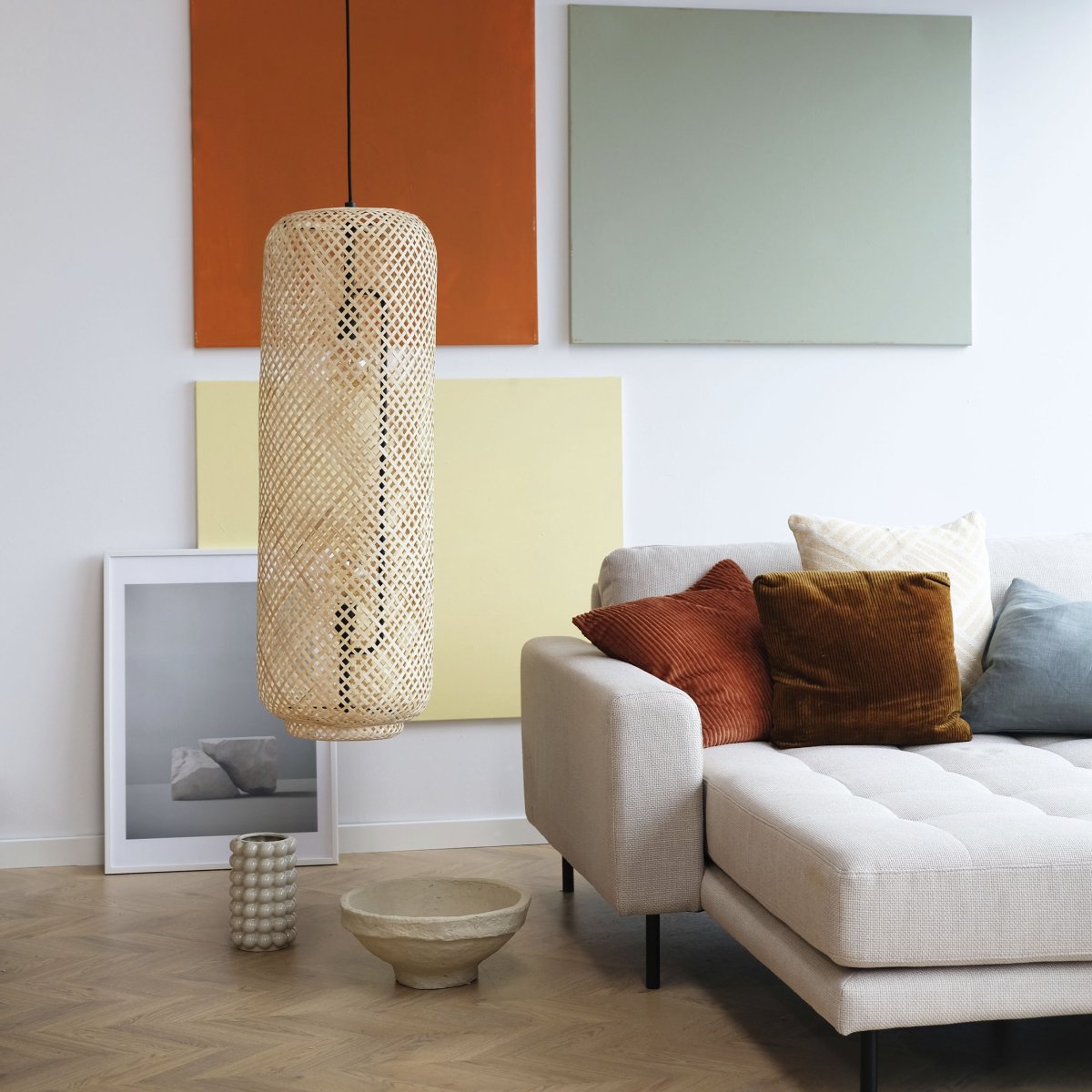 Boom Ø30 Natur taklampa från Dyberg Larsen - Med sitt handfl&auml;tade m&ouml;nster tillf&ouml;r den ett naturligt och l&auml;tt ljusinslag i inredningen, perfekt f&ouml;r att skapa en trivsam atmosf&auml;r.