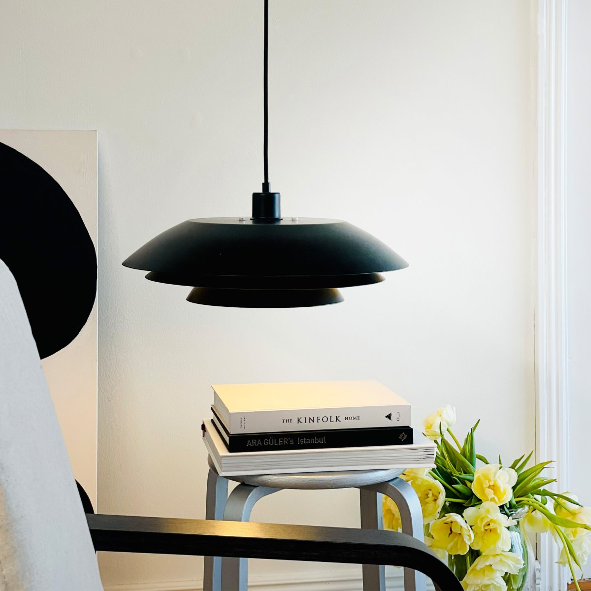 DL45 Ø45 Svart taklampa från Dyberg Larsen - DL45 pendellampa i mattsvart metall passar perfekt i st&ouml;rre och &ouml;ppnare utrymmen d&auml;r lampan blir en central del av inredningen.