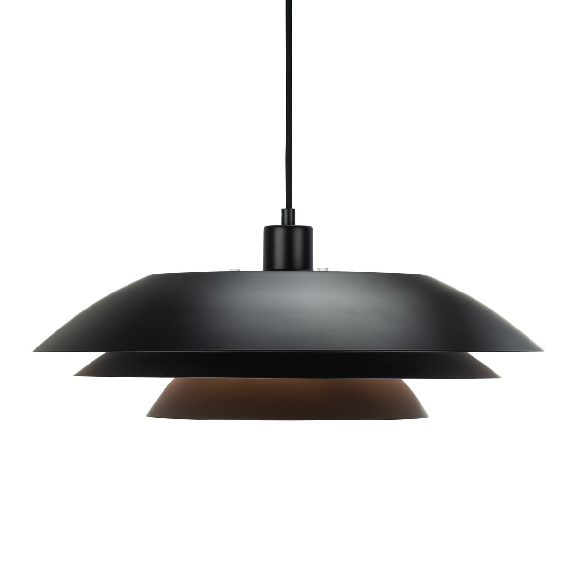DL45 Ø45 Svart taklampa från Dyberg Larsen - DL45 pendellampa i mattsvart metall passar perfekt i st&ouml;rre och &ouml;ppnare utrymmen d&auml;r lampan blir en central del av inredningen.