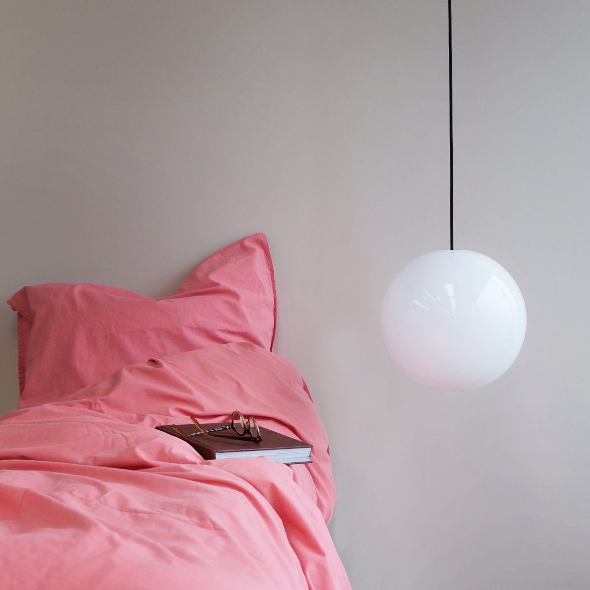 Cafè Ø20 Opal taklampa från Dyberg Larsen - Caf&eacute; Opal &auml;r en tidl&ouml;s och elegant pendellampa med en kupa i opalglas som &auml;r &ouml;ppen b&aring;de upptill och nertill.