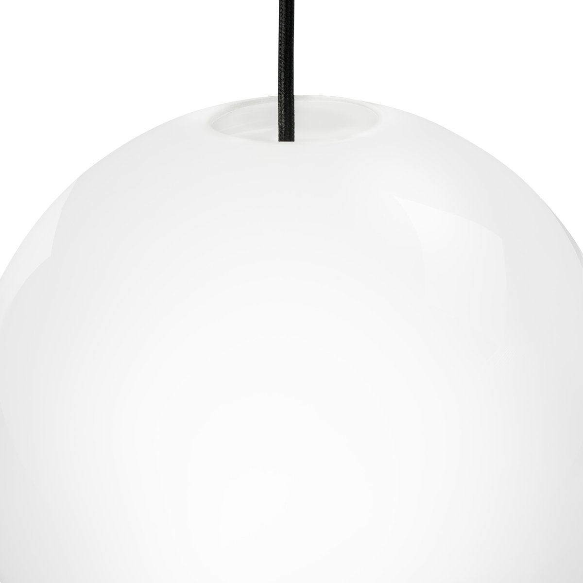 Cafè Ø20 Opal taklampa från Dyberg Larsen - Caf&eacute; Opal &auml;r en tidl&ouml;s och elegant pendellampa med en kupa i opalglas som &auml;r &ouml;ppen b&aring;de upptill och nertill.