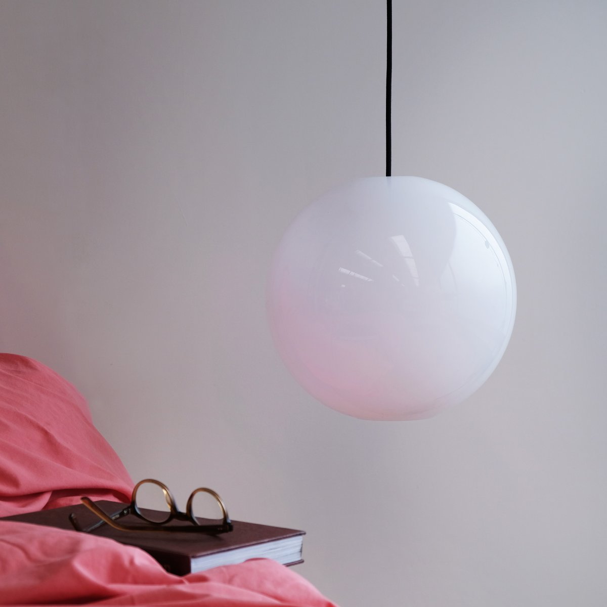 Cafè Ø30 Opal taklampa från Dyberg Larsen - Caf&eacute; Opal &auml;r en tidl&ouml;s och elegant pendellampa med en kupa i opalglas som &auml;r &ouml;ppen b&aring;de upptill och nertill.