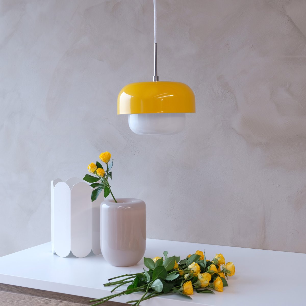 Haipot Ø23 Gul taklampa från Dyberg Larsen - Haipot-lampan har en elegant lampsk&auml;rm i opalglas och en klargul metallsk&auml;rm.