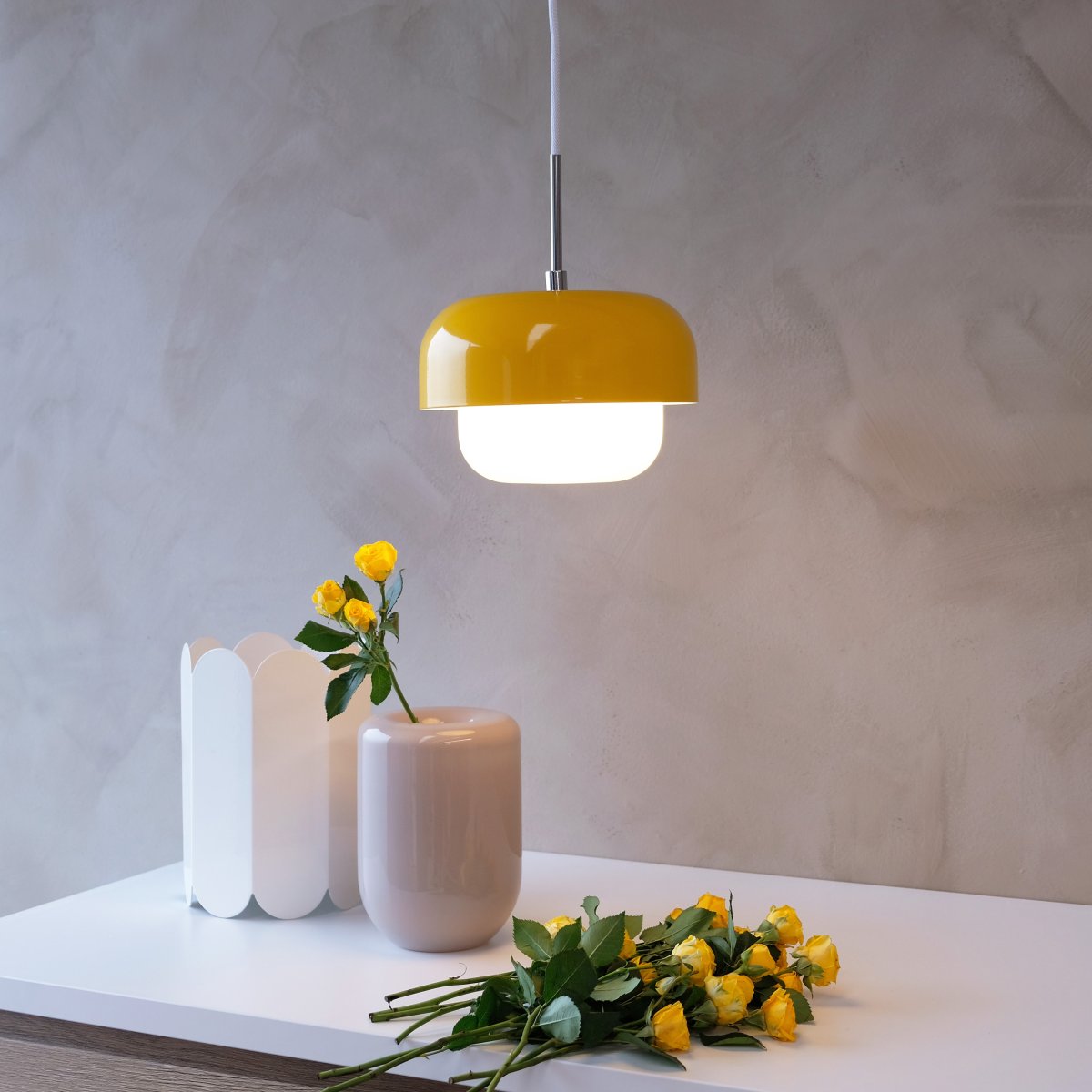 Haipot Ø23 Gul taklampa från Dyberg Larsen - Haipot-lampan har en elegant lampsk&auml;rm i opalglas och en klargul metallsk&auml;rm.