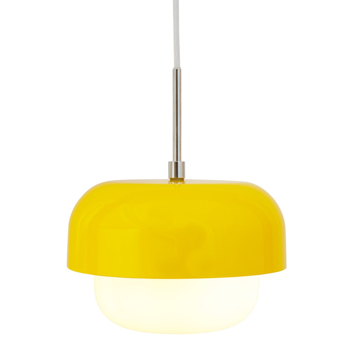 Haipot Ø23 Gul taklampa från Dyberg Larsen - Haipot-lampan har en elegant lampsk&auml;rm i opalglas och en klargul metallsk&auml;rm.