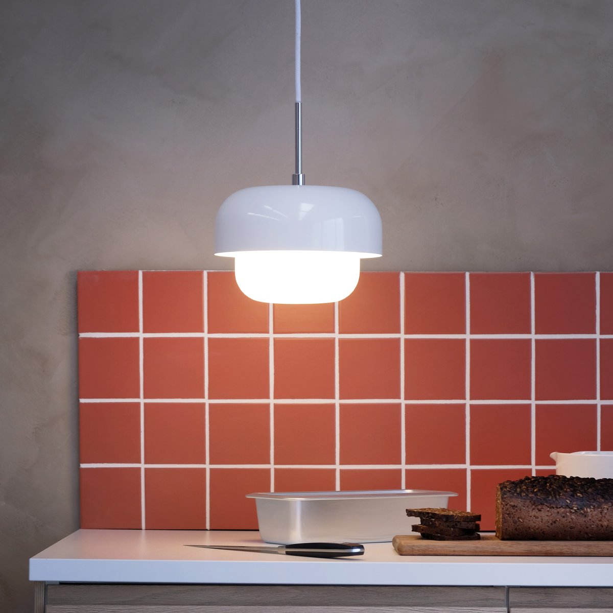 Haipot Ø23 Vit taklampa från Dyberg Larsen - Haipot-lampan har en elegant lampsk&auml;rm i opalglas och en vit metallsk&auml;rm.