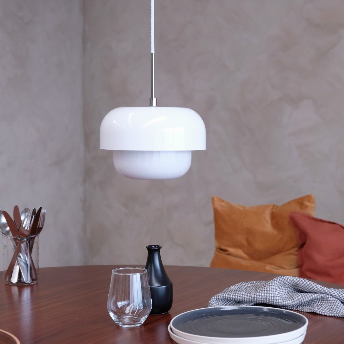 Haipot Ø23 Vit taklampa från Dyberg Larsen - Haipot-lampan har en elegant lampsk&auml;rm i opalglas och en vit metallsk&auml;rm.