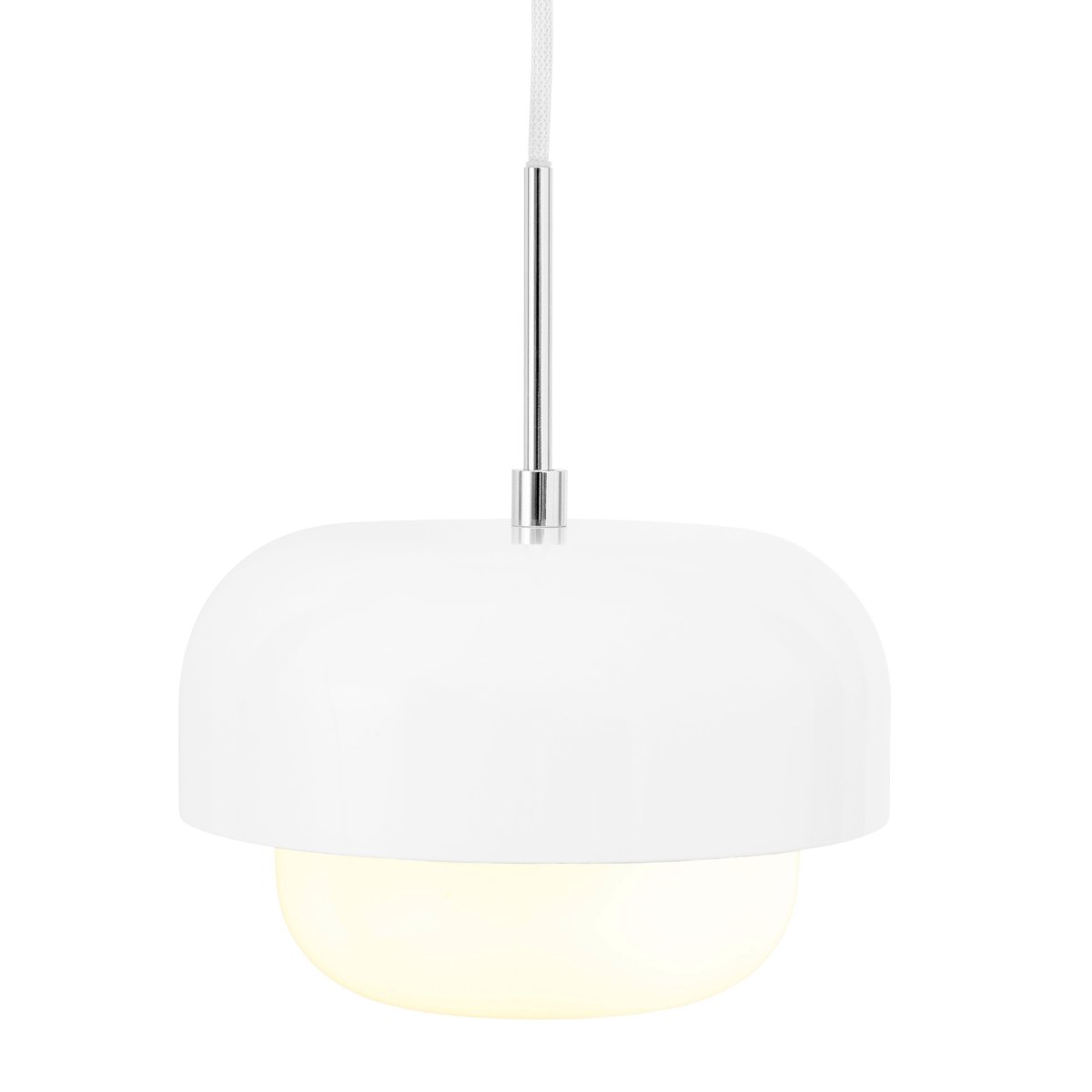 Haipot Ø23 Vit taklampa från Dyberg Larsen - Haipot-lampan har en elegant lampsk&auml;rm i opalglas och en vit metallsk&auml;rm.
