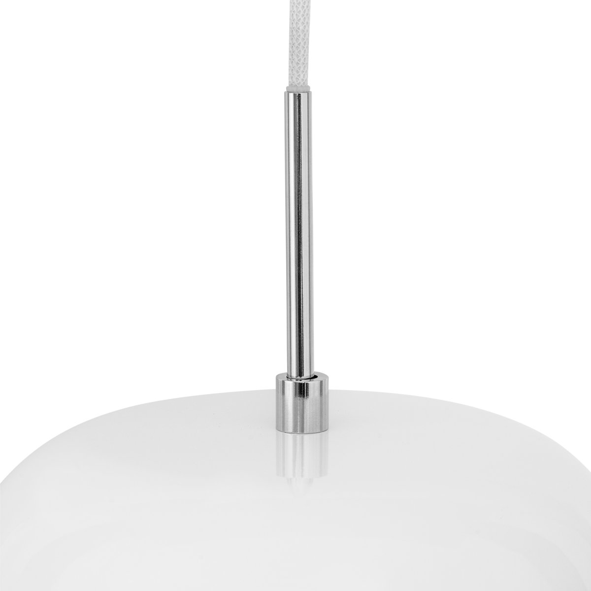 Haipot Ø23 Vit taklampa från Dyberg Larsen - Haipot-lampan har en elegant lampsk&auml;rm i opalglas och en vit metallsk&auml;rm.