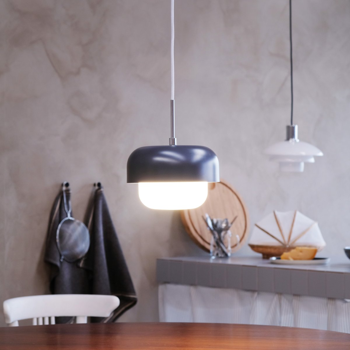 Haipot Ø23 Mörkgrå taklampa från Dyberg Larsen - Haipot-lampan har en elegant lampsk&auml;rm i opalglas och en d&auml;mpad gr&aring; metallsk&auml;rm.