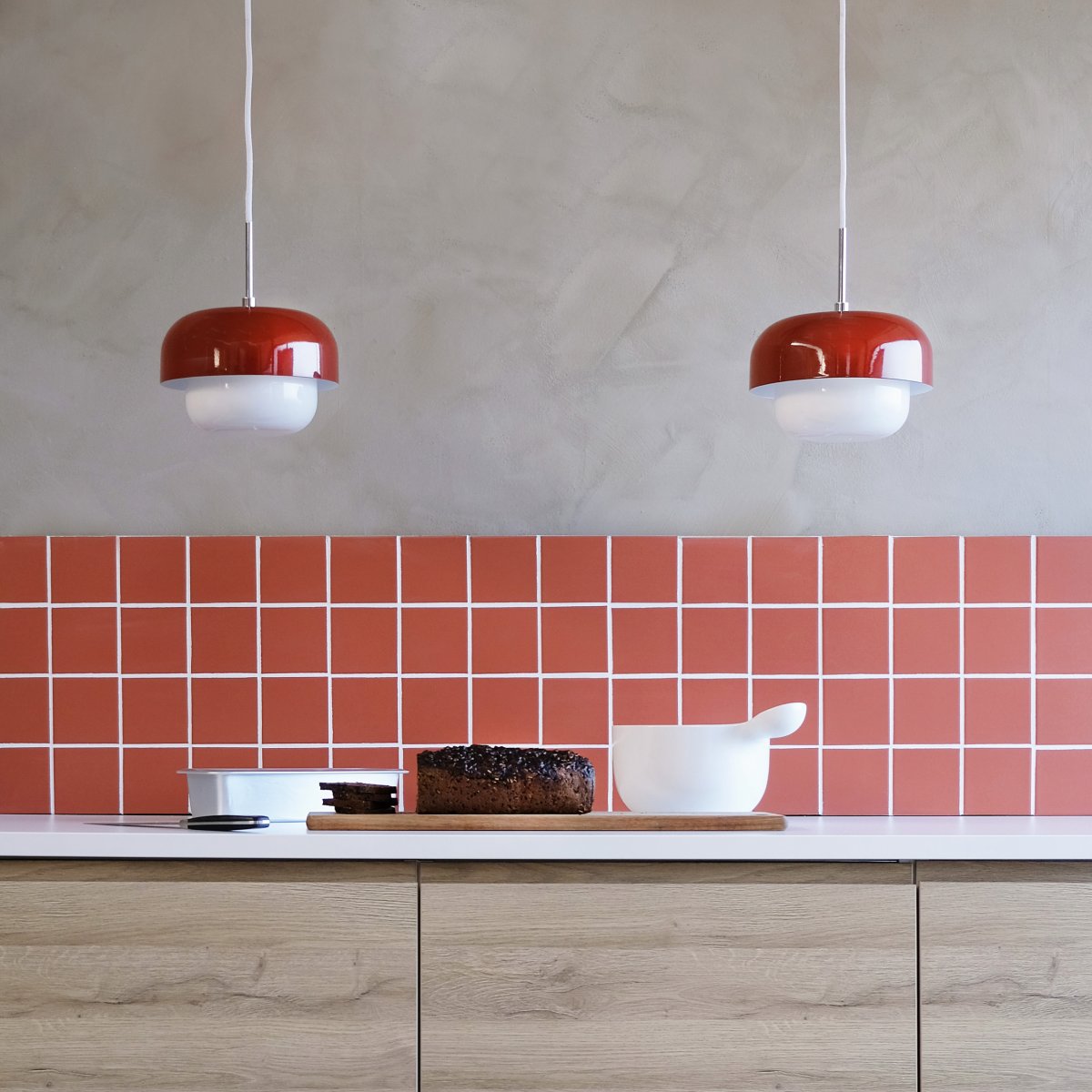 Haipot Ø23 Mörkröd taklampa från Dyberg Larsen - Haipot-lampan har en elegant lampsk&auml;rm i opalglas och en d&auml;mpad r&ouml;d metallsk&auml;rm.