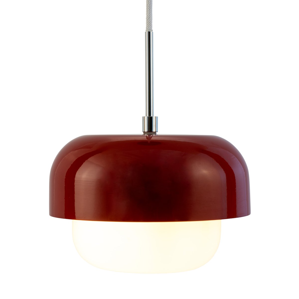 Haipot Ø23 Mörkröd taklampa från Dyberg Larsen - Haipot-lampan har en elegant lampsk&auml;rm i opalglas och en d&auml;mpad r&ouml;d metallsk&auml;rm.